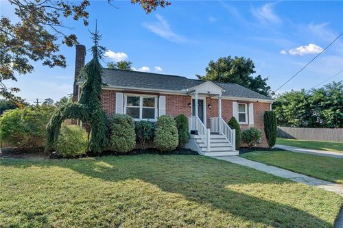 204 Knollwood Ave, Cranston, RI, 02910-5115 | Card Image