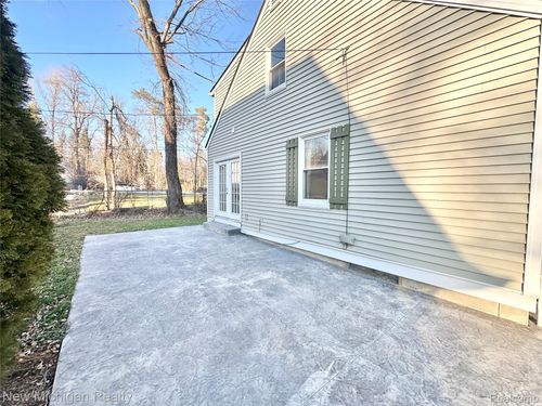 2050 Pine St, Fenton, MI, 48430-1169 | Card Image