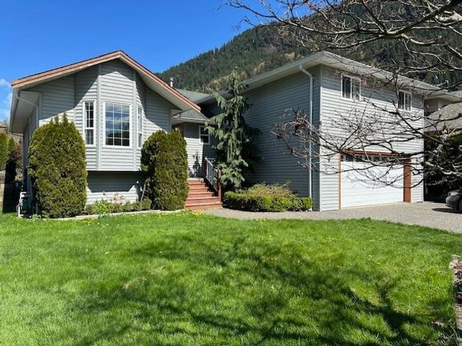 452 Naismith Avenue, House other with 5 bedrooms, 3 bathrooms and 6 parking in Harrison Hot Springs BC | Image 1
