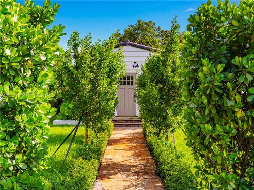 690 Ne 118th St, Biscayne Park, FL, 33161-6207 | Card Image