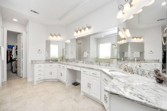 Spacious master bath | Image 29