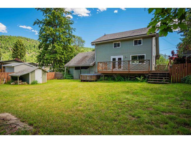 421 104th St, House other with 3 bedrooms, 3 bathrooms and null parking in Castlegar BC | Image 5