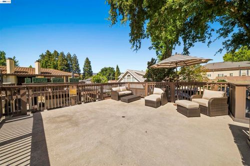 694 Peters Ave, Pleasanton, CA, 94566-6516 | Card Image