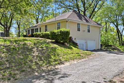 10407 Nw Crooked Rd, Parkville, MO, 64152-3411 | Card Image