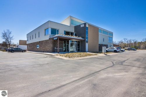 1610 Barlow St, Traverse City, MI, 49686-4751 | Card Image