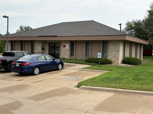 b-3745 Center Point Rd Ne, Cedar Rapids, IA, 52402-2926 | Card Image