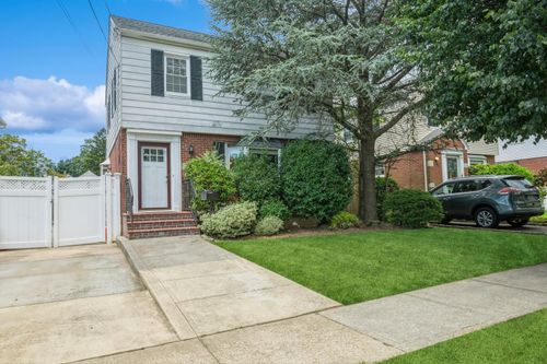 72 Spruce St, West Hempstead, NY, 11552-2011 | Card Image