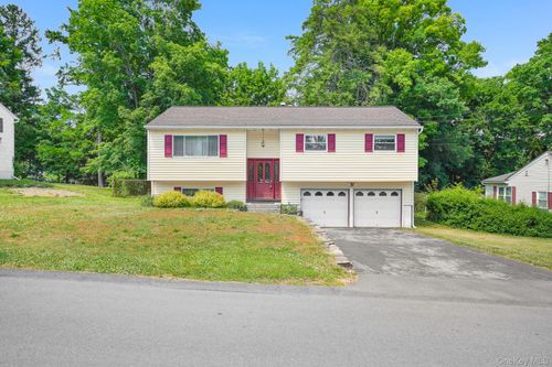 8 Ricky Ln, Poughkeepsie, NY, 12601-5602 | Card Image