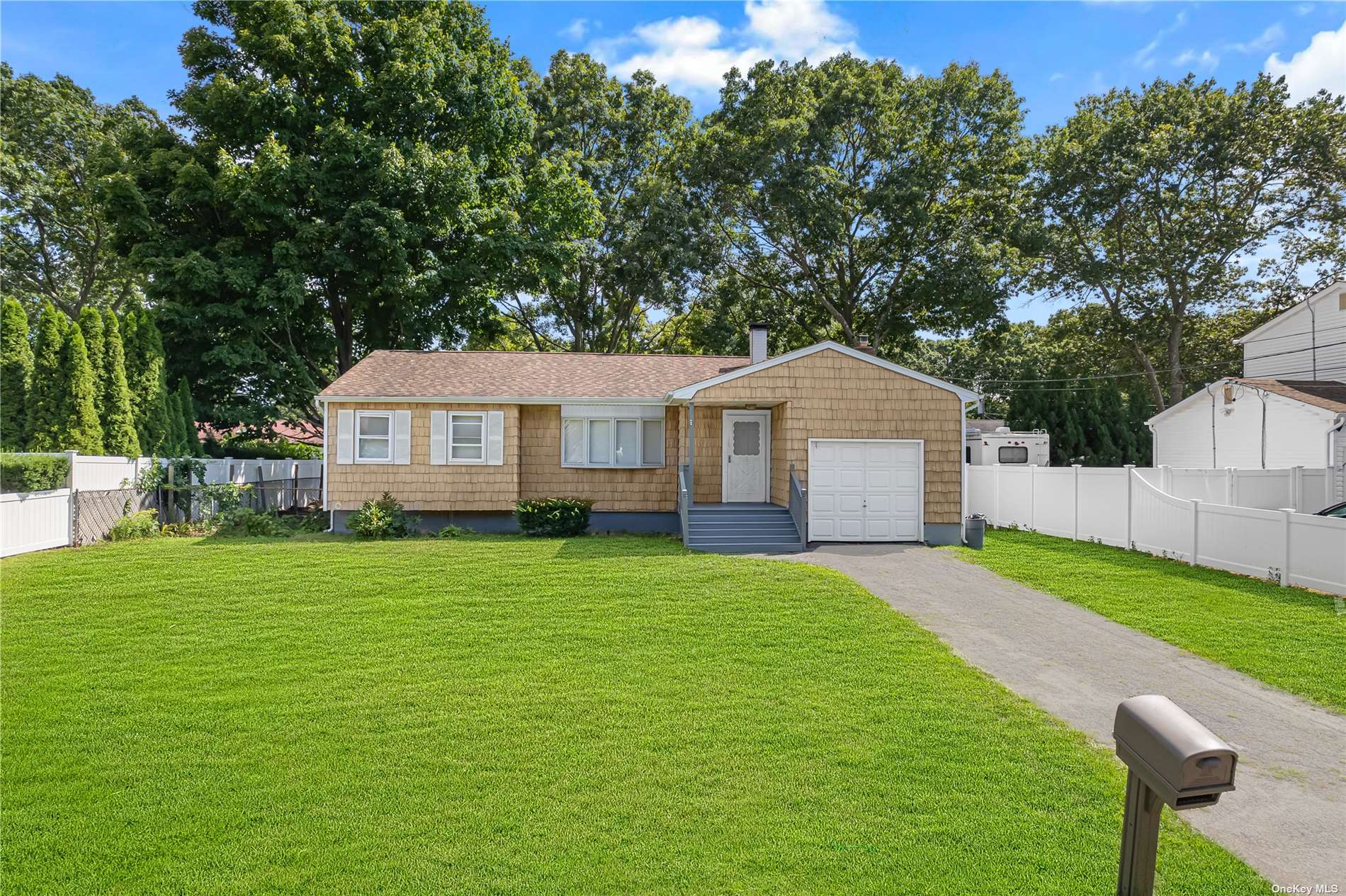 Tipton Dr, Shirley, NY 11967