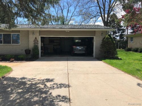 8135 Kenwick Dr, White Lake, MI, 48386-4326 | Card Image