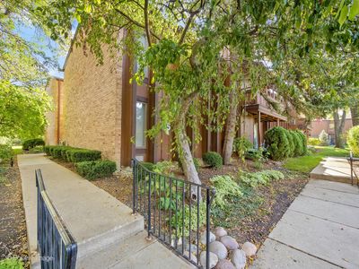 1A - 1S095 Spring Road, Condo with 2 bedrooms, 2 bathrooms and 2 parking in Oakbrook Terrace IL | Image 2