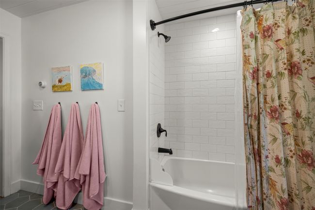 Kids bathroom with shower/tub combo | Image 33