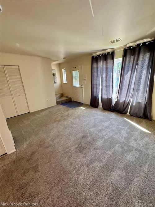 1381 Laurel Valley Dr, Waterford, MI, 48327-1621 | Card Image