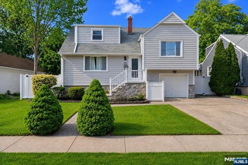 43 Berwyn Pl, Bergenfield, NJ, 07621-1105 | Card Image