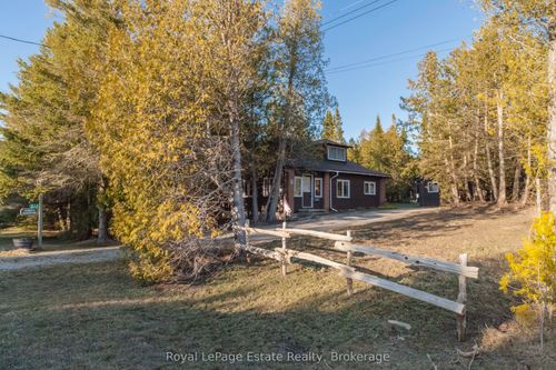 537 2nd Ave N, Sauble Beach, ON, N0H2G0 | Card Image