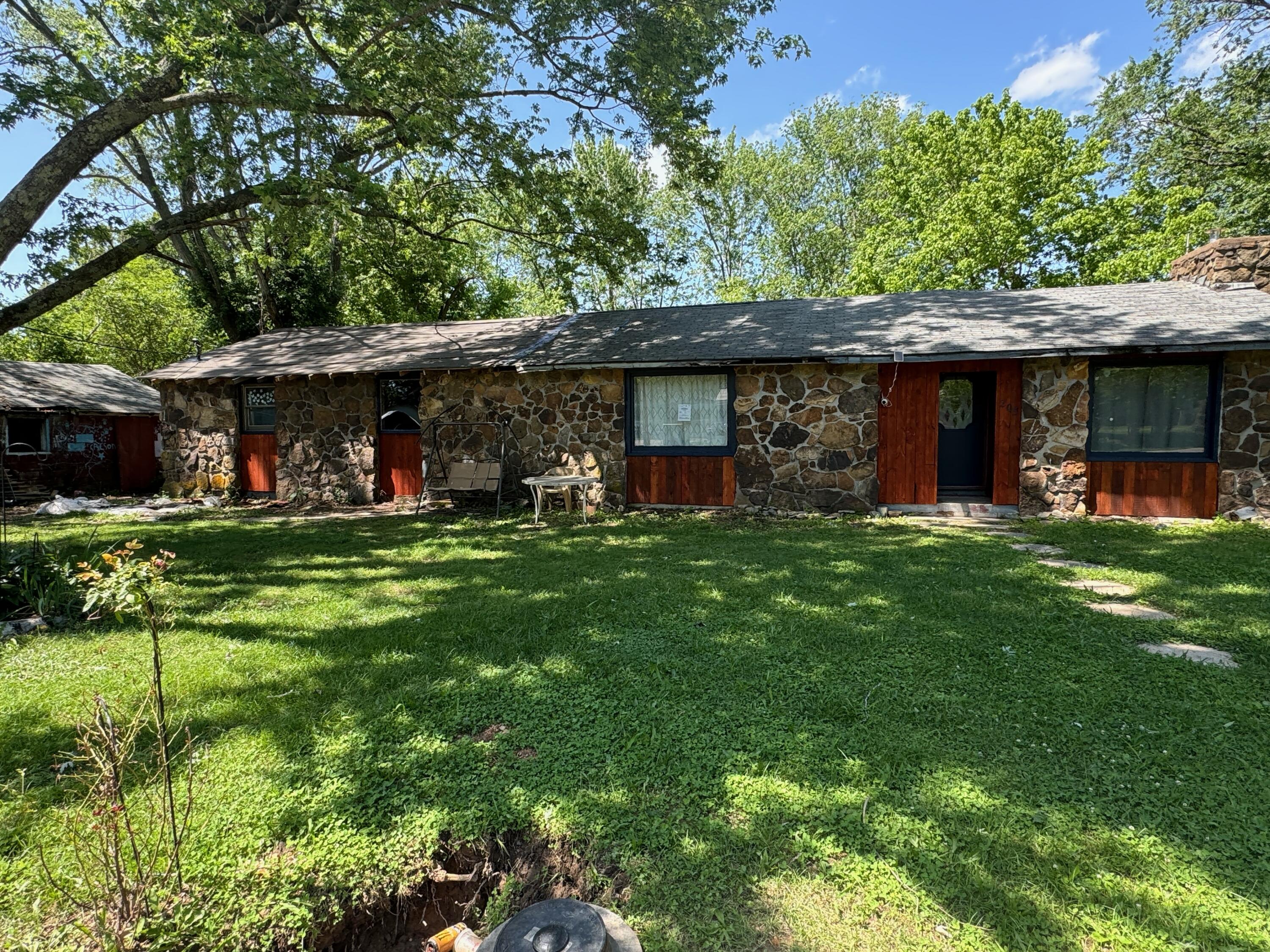 Walnut St, Sparta, MO 65753