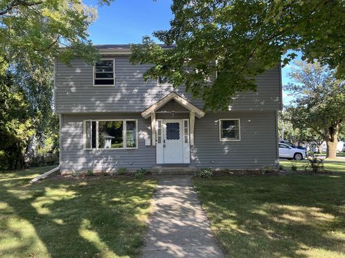 725 S Silverbrook Drive, West Bend, WI, 53095 | Card Image