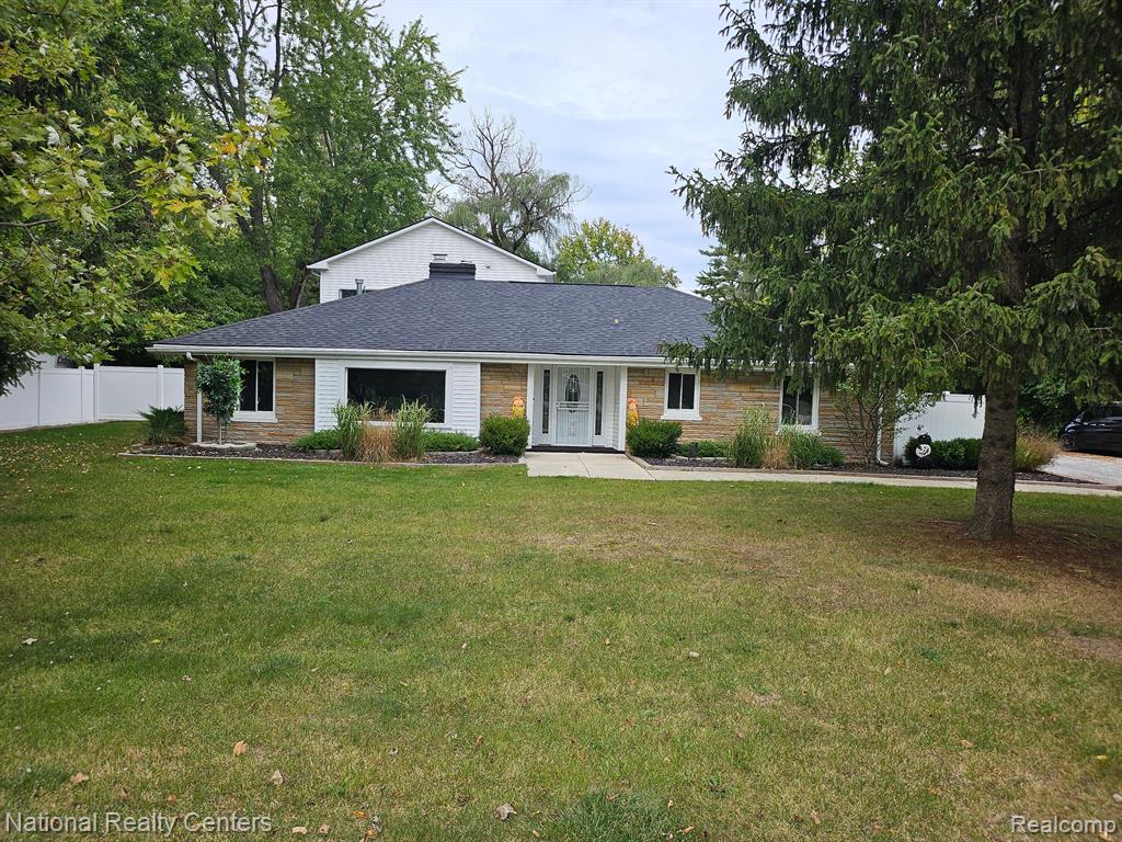 9 Mile Rd, Southfield, MI 48033