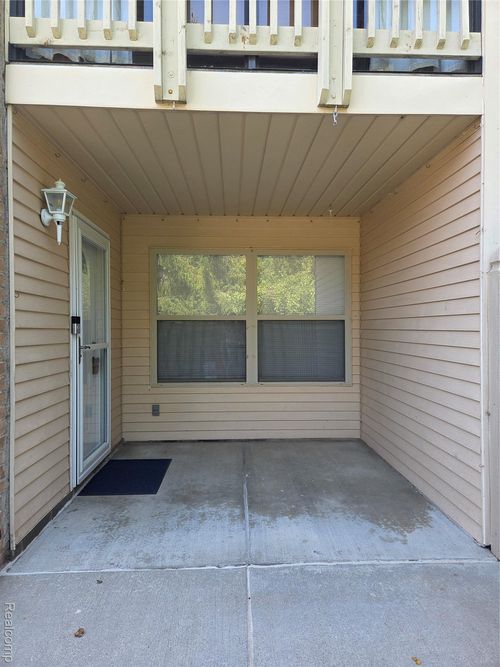 61145 Greenwood Dr, South Lyon, MI, 48178-1712 | Card Image