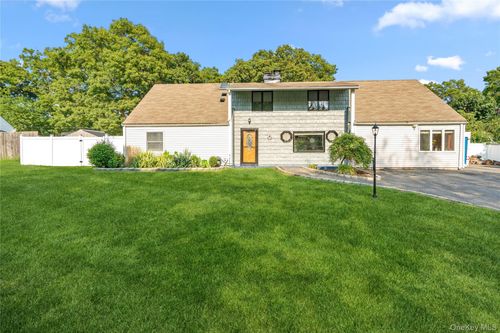 21 Hackberry Ln, Holbrook, NY, 11741-1308 | Card Image