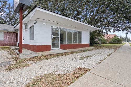 b-2463 Pass Rd, Biloxi, MS, 39531-2122 | Card Image
