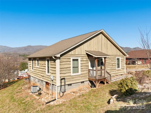 131 Bronco Way, Waynesville, NC, 28785-0105 | Card Image