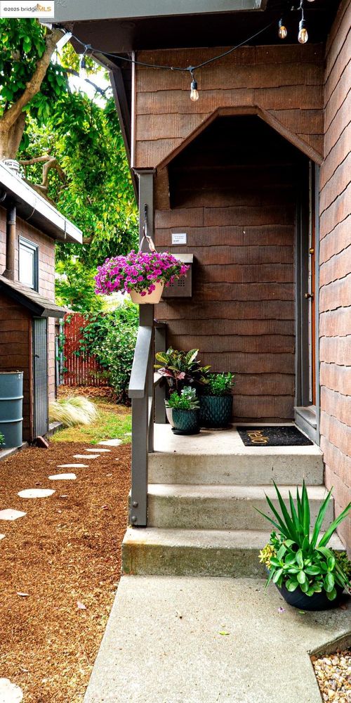 1130 Derby St, Berkeley, CA, 94702-2210 | Card Image