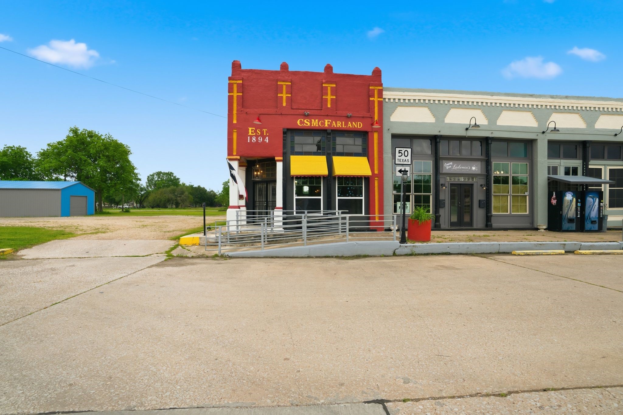 2 S Plaza St, Ladonia, TX 75449