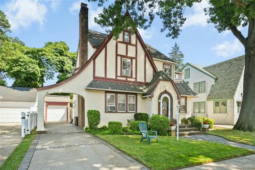 57 Hollywood Ct, Rockville Centre, NY, 11570-2015 | Card Image