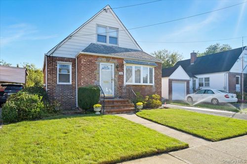 966 N 1st St, New Hyde Park, NY, 11040-2822 | Card Image