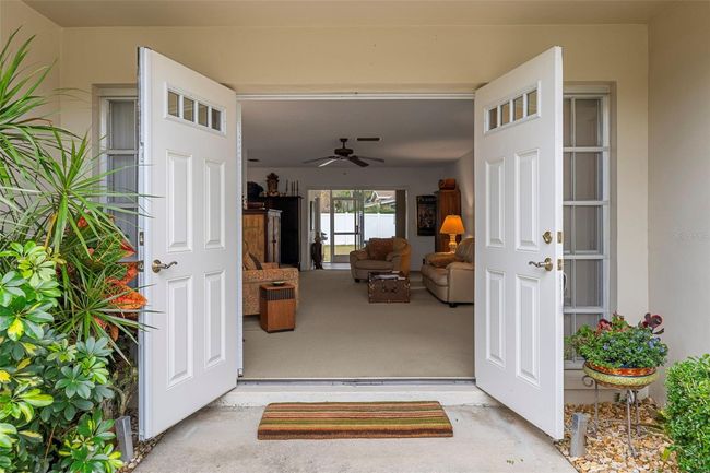 7460 W Country Club Dr N, House other with 2 bedrooms, 2 bathrooms and null parking in Sarasota FL | Image 5