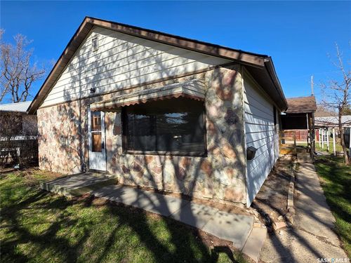 217 9th Ave Nw, Swift Current, SK, S9H1A6 | Card Image