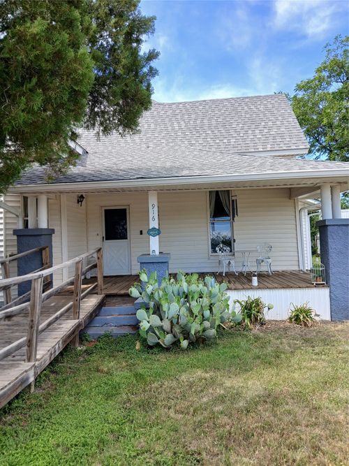 916 Austin St, Coleman, TX, 76834-3802 | Card Image