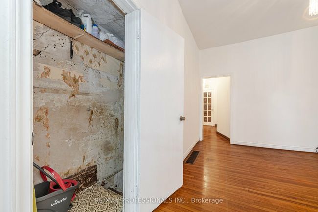 12 O'hara Ave, House attached with 3 bedrooms, 1 bathrooms and 1 parking in Toronto ON | Image 23