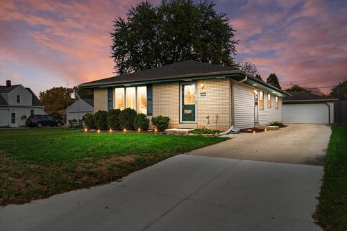 4242 S 91st Place, Greenfield, WI, 53228 | Card Image
