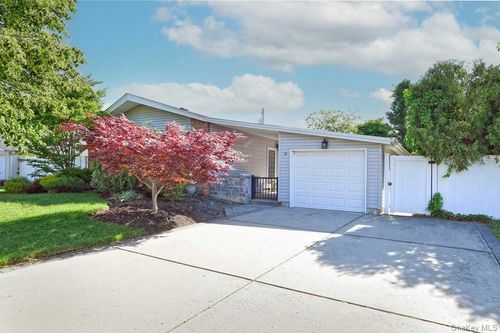 18 Shelter Hill Rd, Plainview, NY, 11803-4814 | Card Image