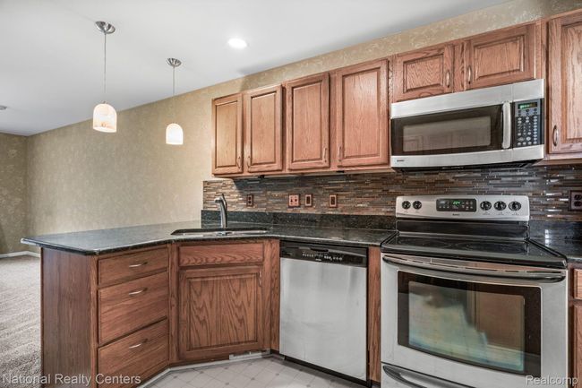 1752 Thistle Dr, Condo with 2 bedrooms, 3 bathrooms and null parking in Canton MI | Image 10