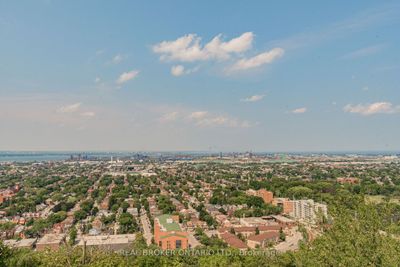 5 E 36 Th St, Condo with 2 bedrooms, 1 bathrooms and 1 parking in Hamilton ON | Image 3