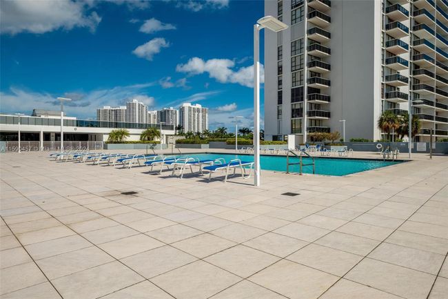 1003 - 3675 N Country Club Dr, Condo with 2 bedrooms, 2 bathrooms and null parking in Aventura FL | Image 16