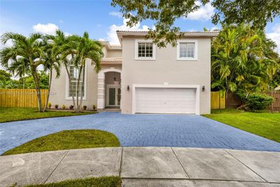 9055 Nw 168th Ter, House other with 4 bedrooms, 3 bathrooms and null parking in Miami Lakes FL | Image 2