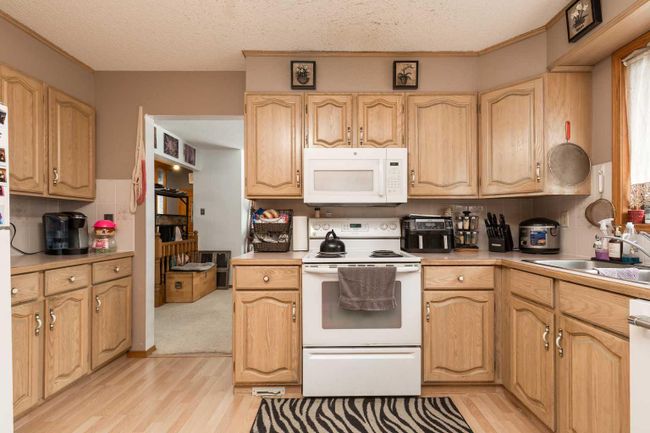 518 12 Street S, Home with 4 bedrooms, 2 bathrooms and 4 parking in Lethbridge AB | Image 9