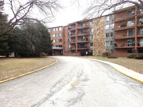 535n-18 E Old Willow Rd, Prospect Heights, IL, 60070-1939 | Card Image