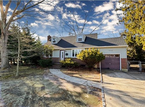 1262 Saxon Ave, Bay Shore, NY, 11706-4746 | Card Image