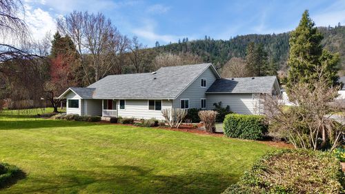 9401 Old Stage Rd, Central Point, OR, 97502-9719 | Card Image