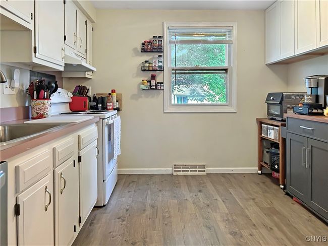 8304 Radian Path, House other with 3 bedrooms, 2 bathrooms and null parking in Baldwinsville NY | Image 4