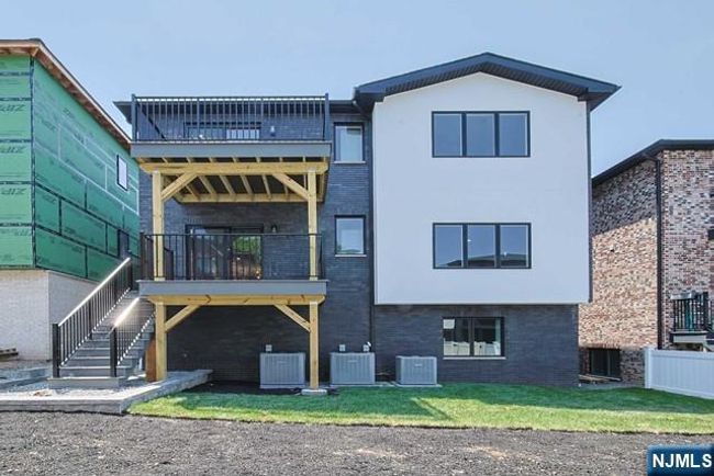 39 Henry Ave, Home with 3 bedrooms, 4 bathrooms and null parking in Palisades Park NJ | Image 26