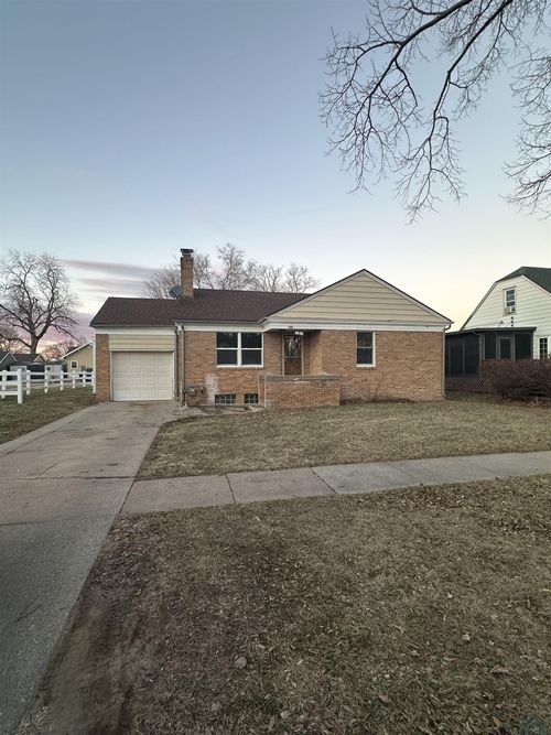 309 E 19th St, South Sioux City, NE, 68776-2817 | Card Image