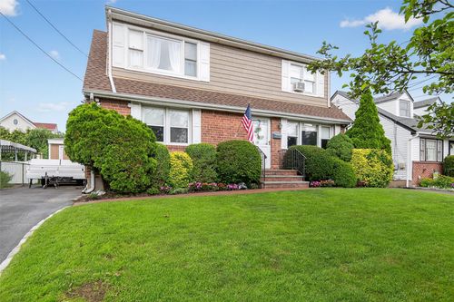 32 Roosevelt Ct, Westbury, NY, 11590-4135 | Card Image