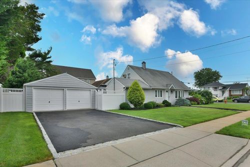 243 Seaford Ave, Massapequa, NY, 11758-7053 | Card Image