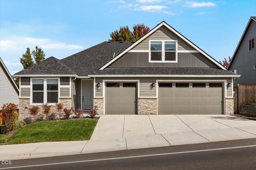 321 Arrowhead Trl, Eagle Point, OR, 97524-8608 | Card Image